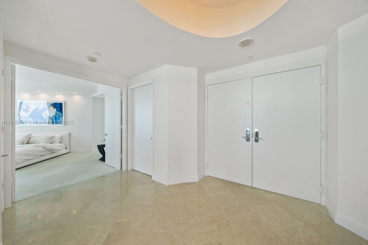 300 S Pointe Dr #2305, Miami Beach FL 33139