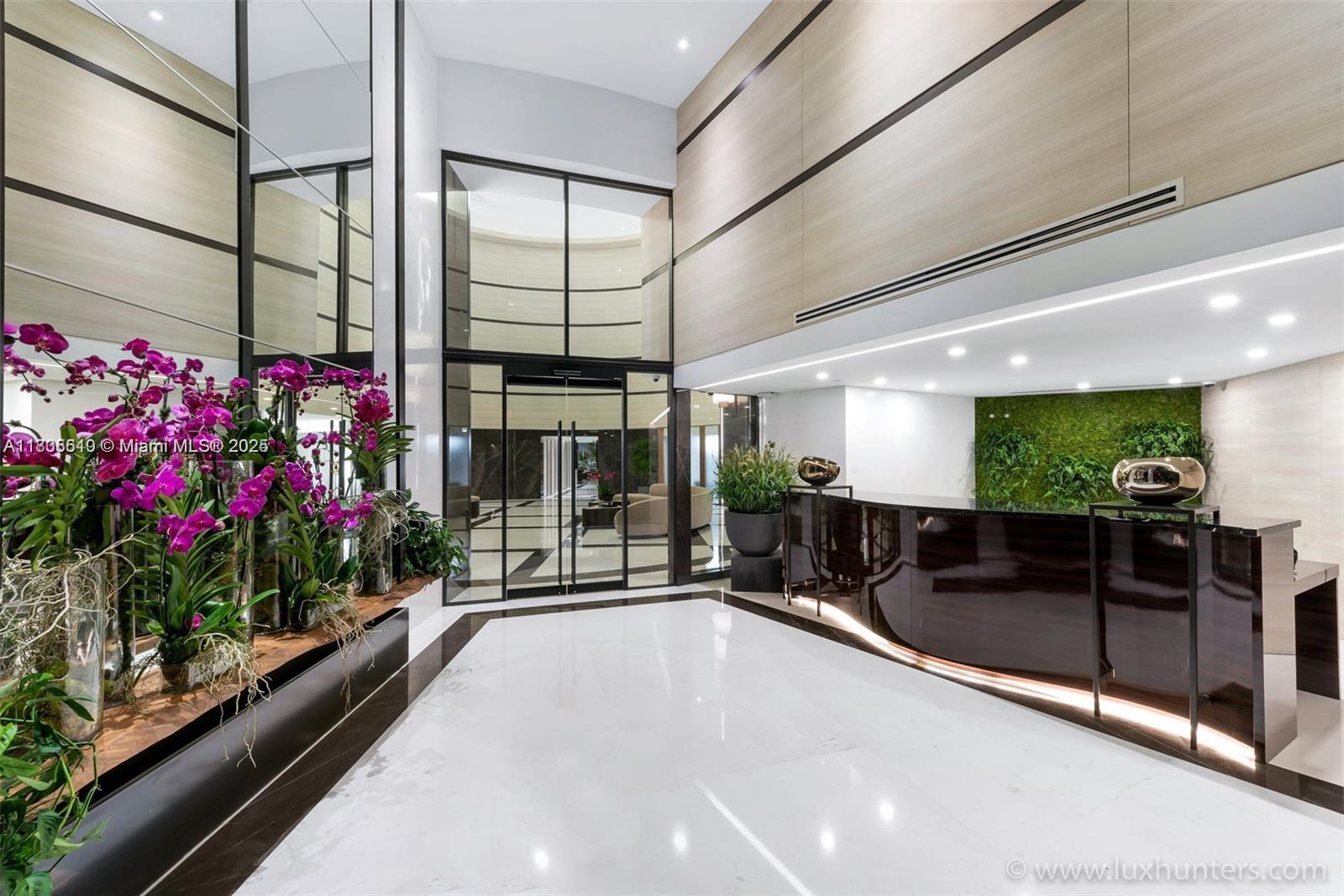 300 S Pointe Dr #2305, Miami Beach FL 33139