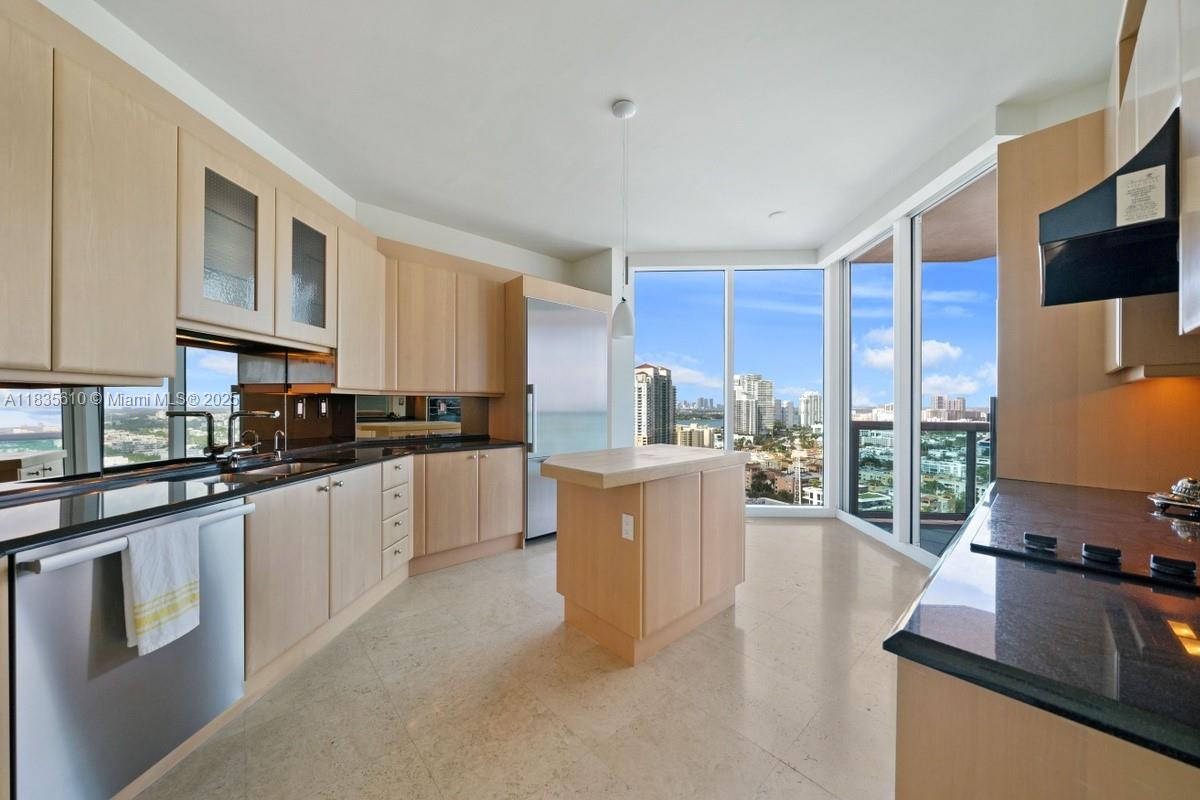 300 S Pointe Dr #2305, Miami Beach FL 33139