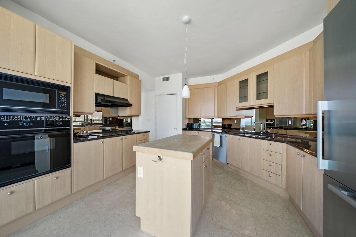 300 S Pointe Dr #2305, Miami Beach FL 33139