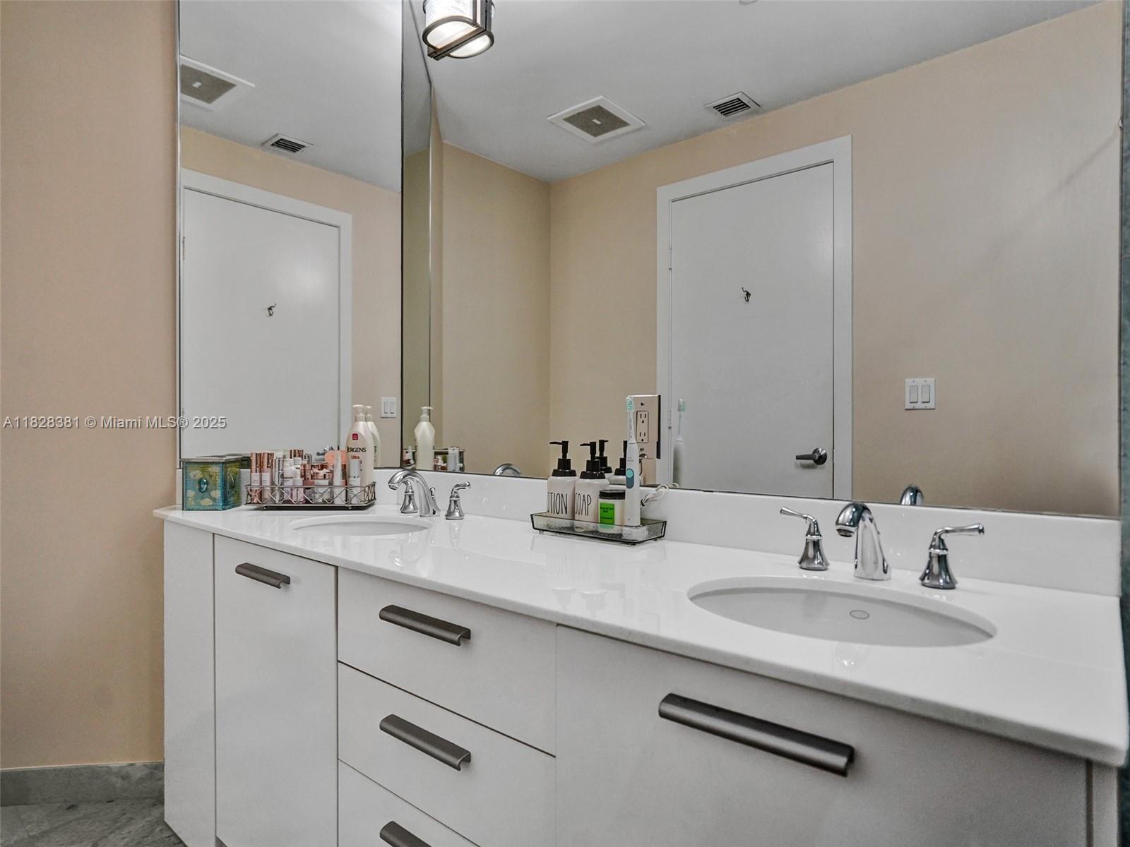 1050 Brickell Ave #2820, Miami FL 33131
