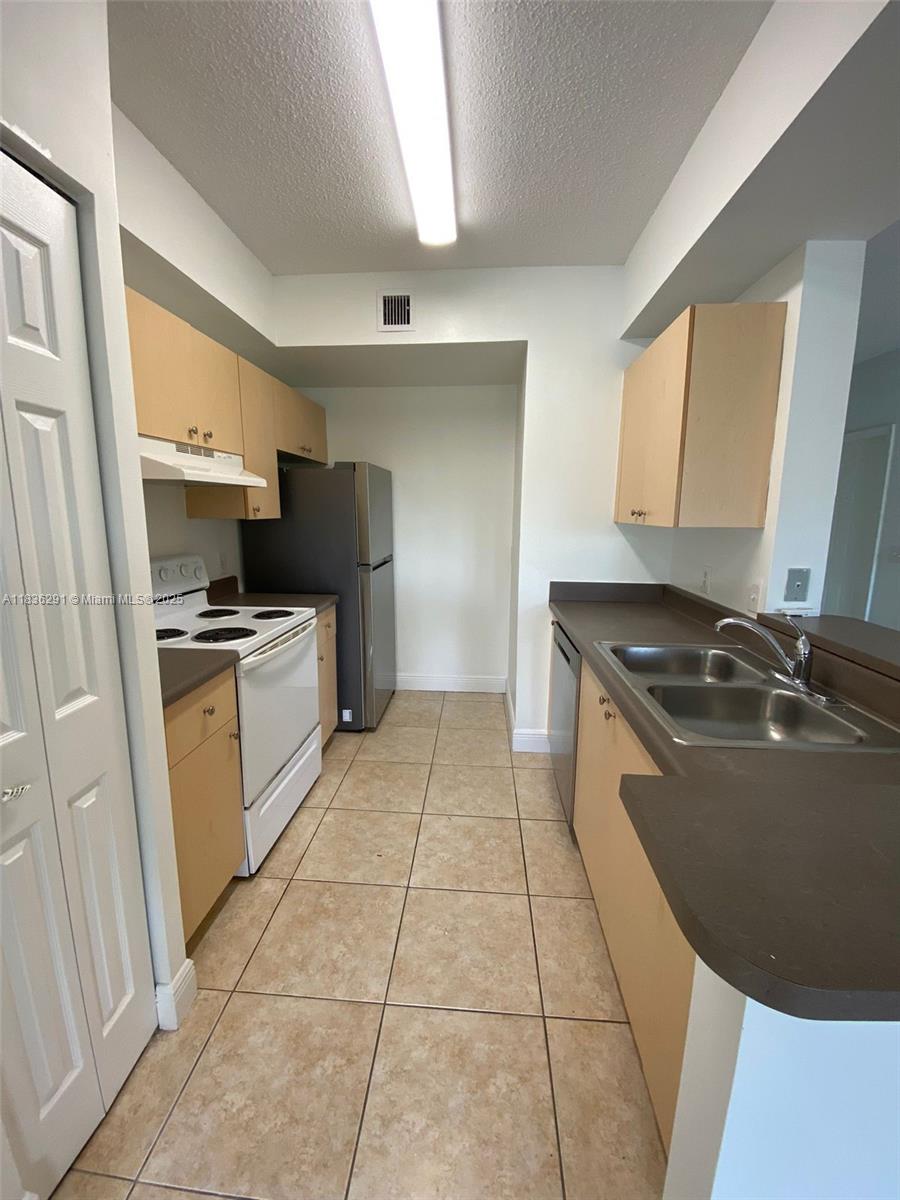 2452 Centergate Dr #103, Miramar, Florida image 10