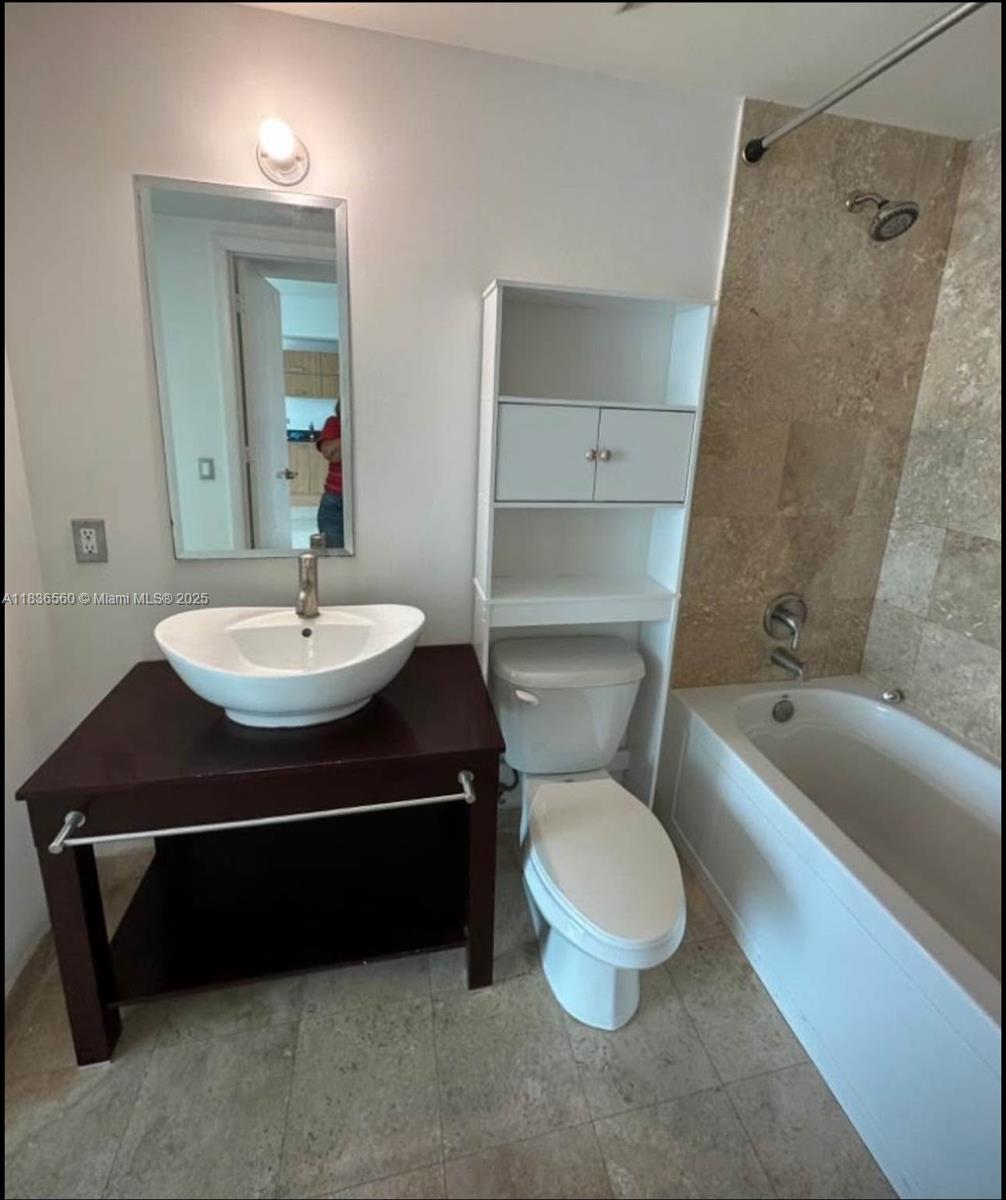 350 S Miami Ave #2115, Miami FL 33130