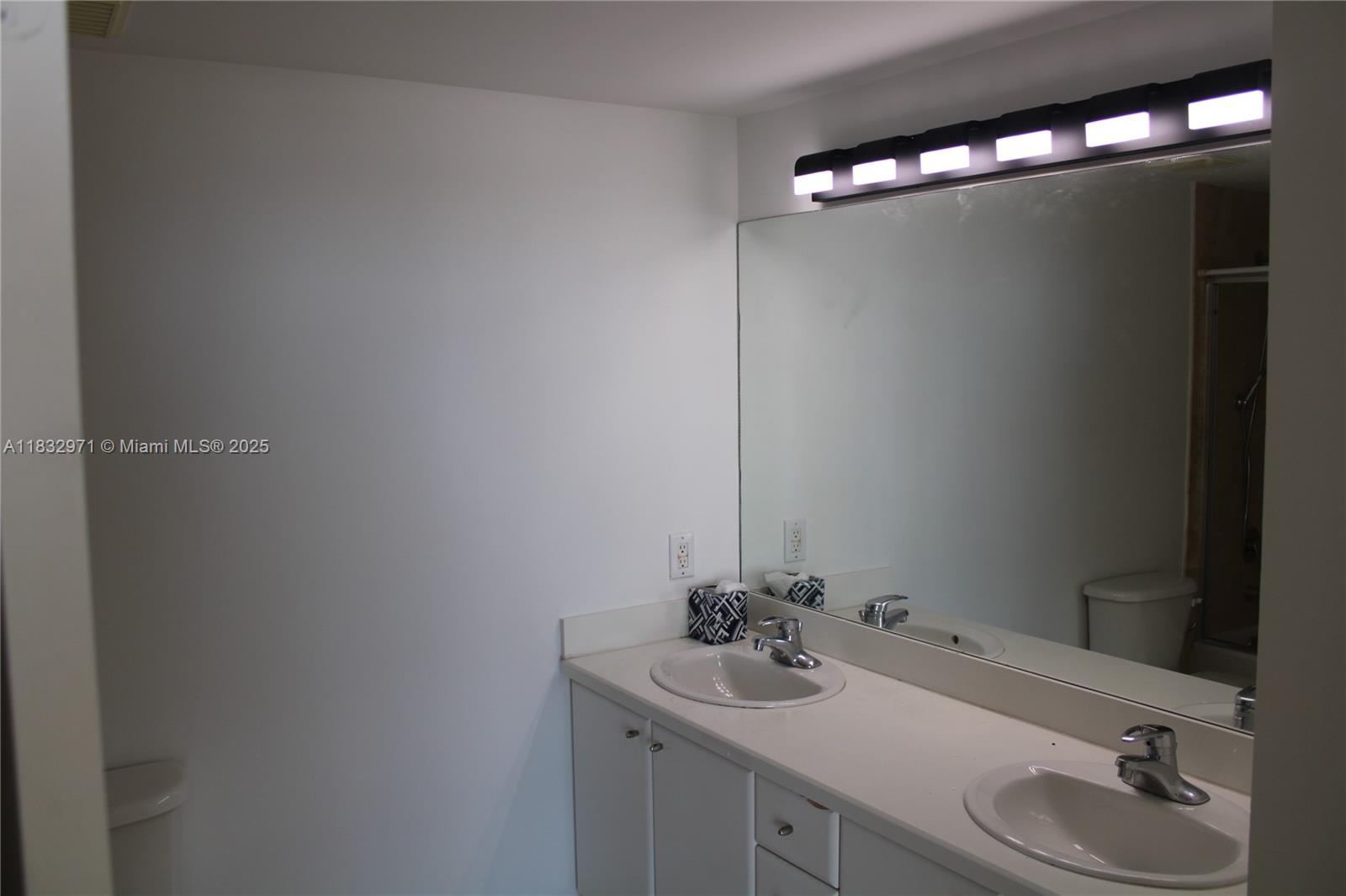 2475 Brickell Ave #1401, Miami FL 33129