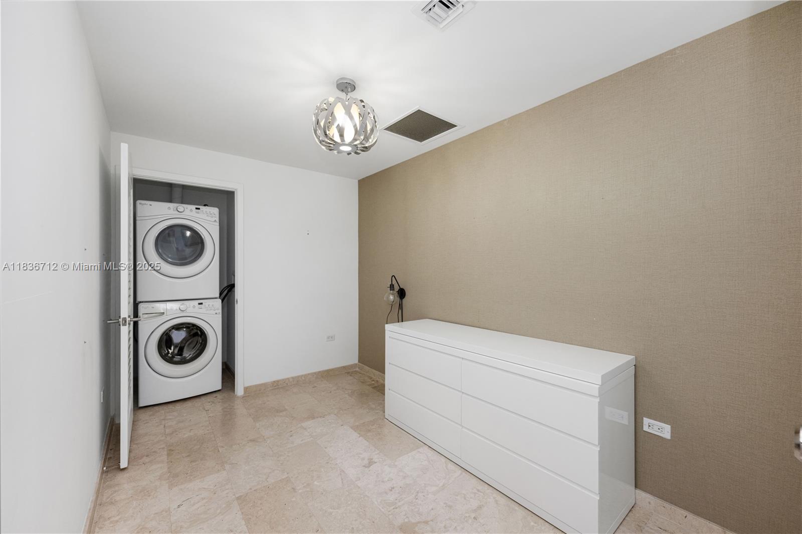 88 SW 7th St #3004, Miami FL 33130
