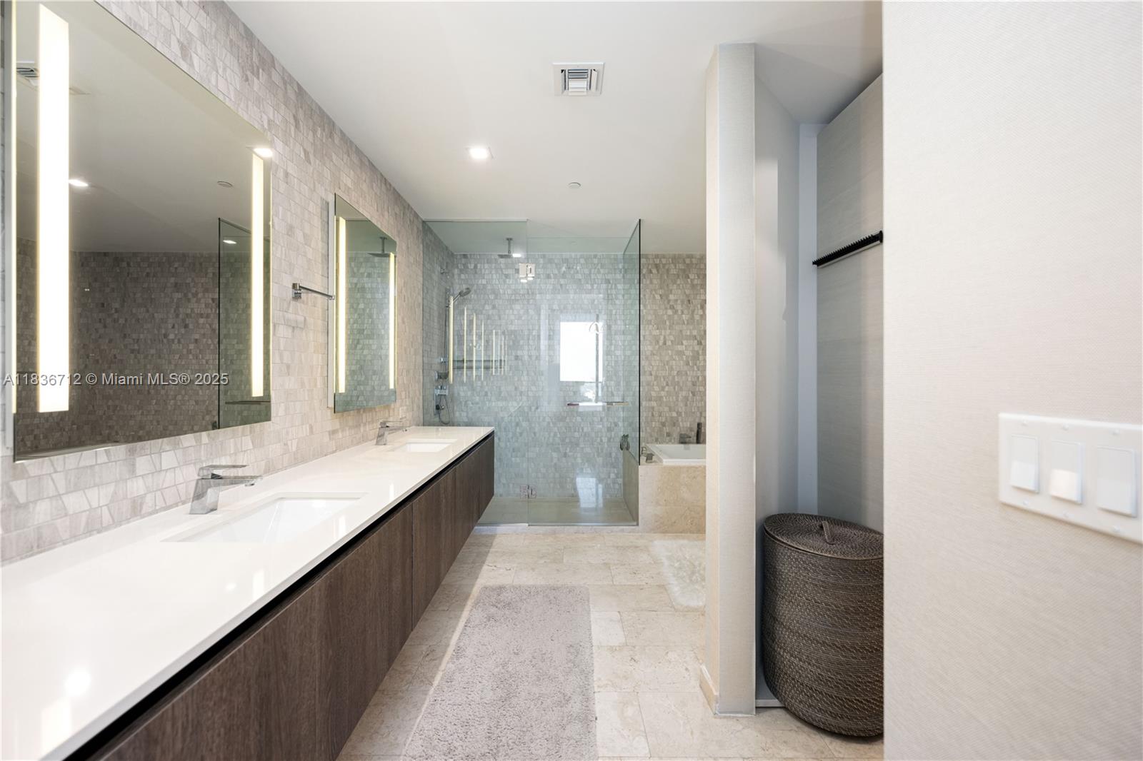 88 SW 7th St #3004, Miami FL 33130
