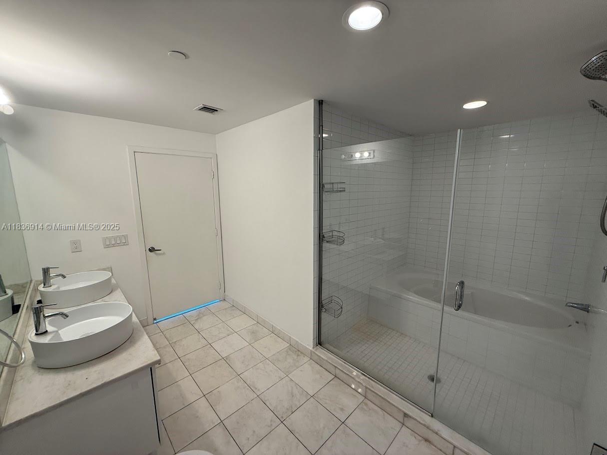 888 Biscayne Blvd #3901, Miami FL 33132