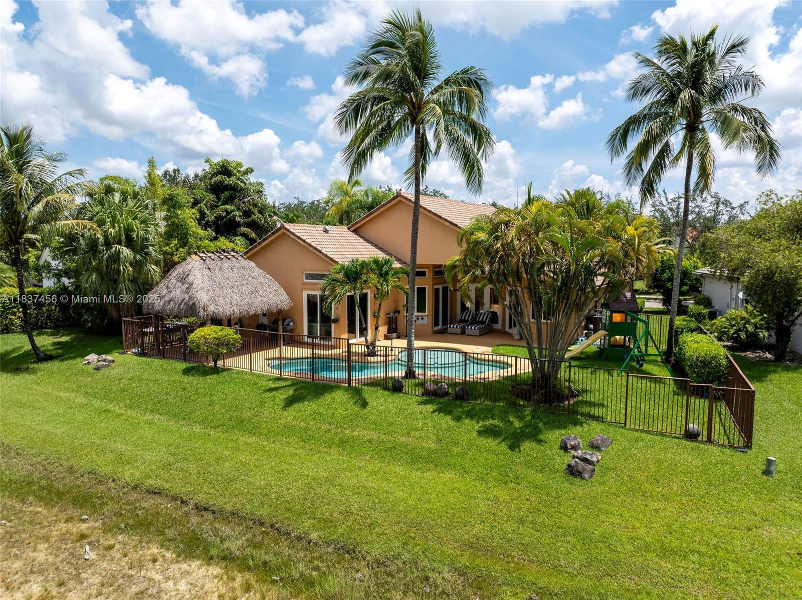 3043 Lakewood Dr, Weston, Florida image 2