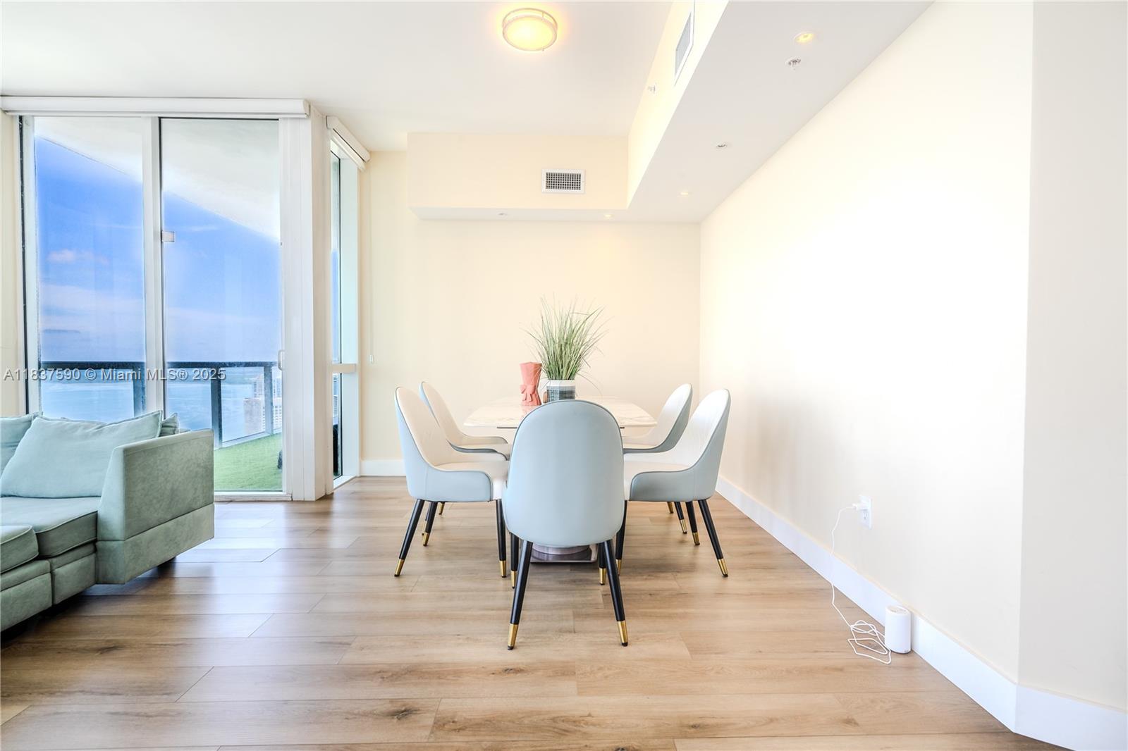 244 Biscayne Blvd #4803, Miami FL 33132