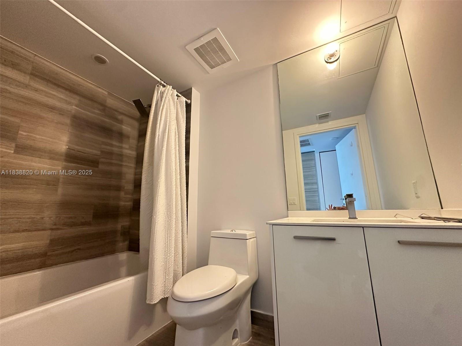 1300 Brickell Bay Dr #2813, Miami FL 33131