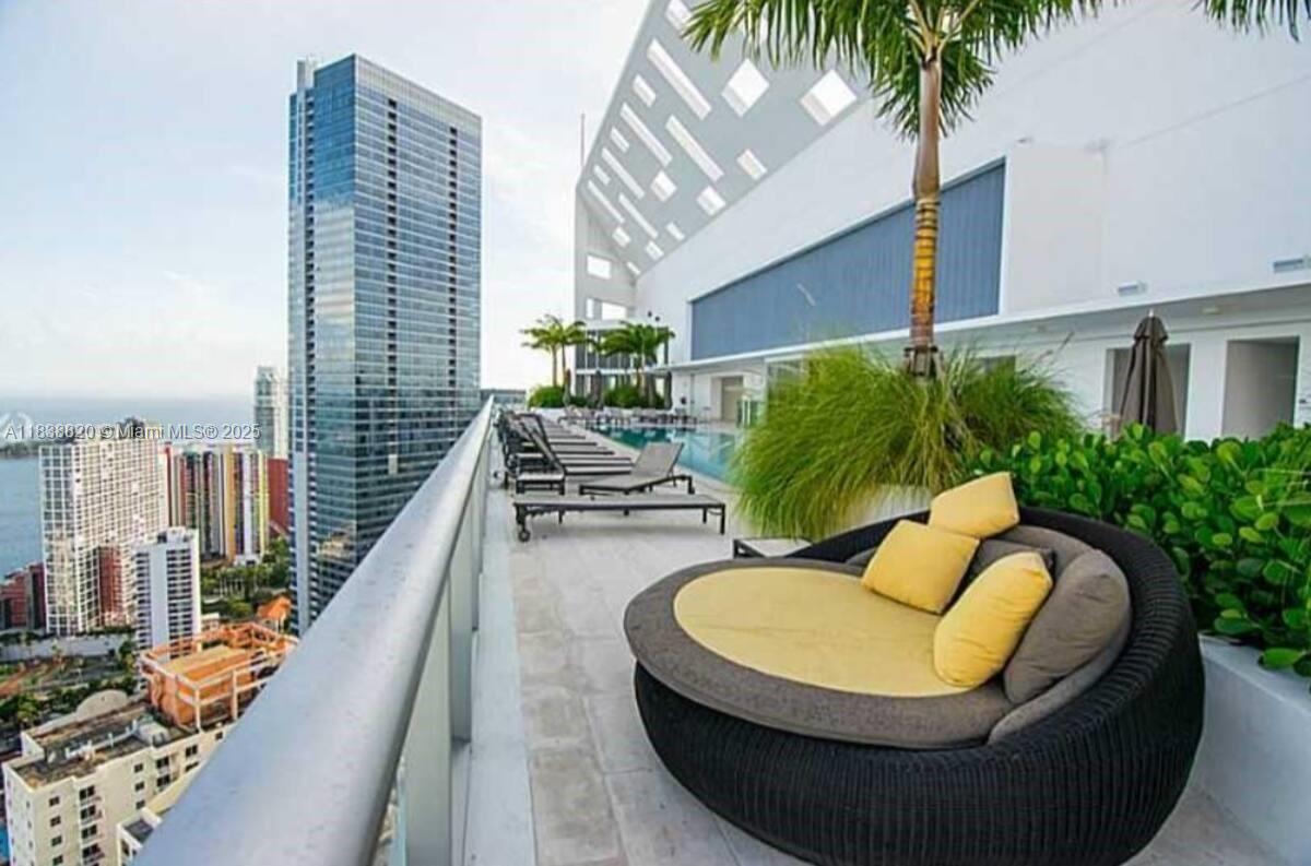 1300 Brickell Bay Dr #2813, Miami FL 33131