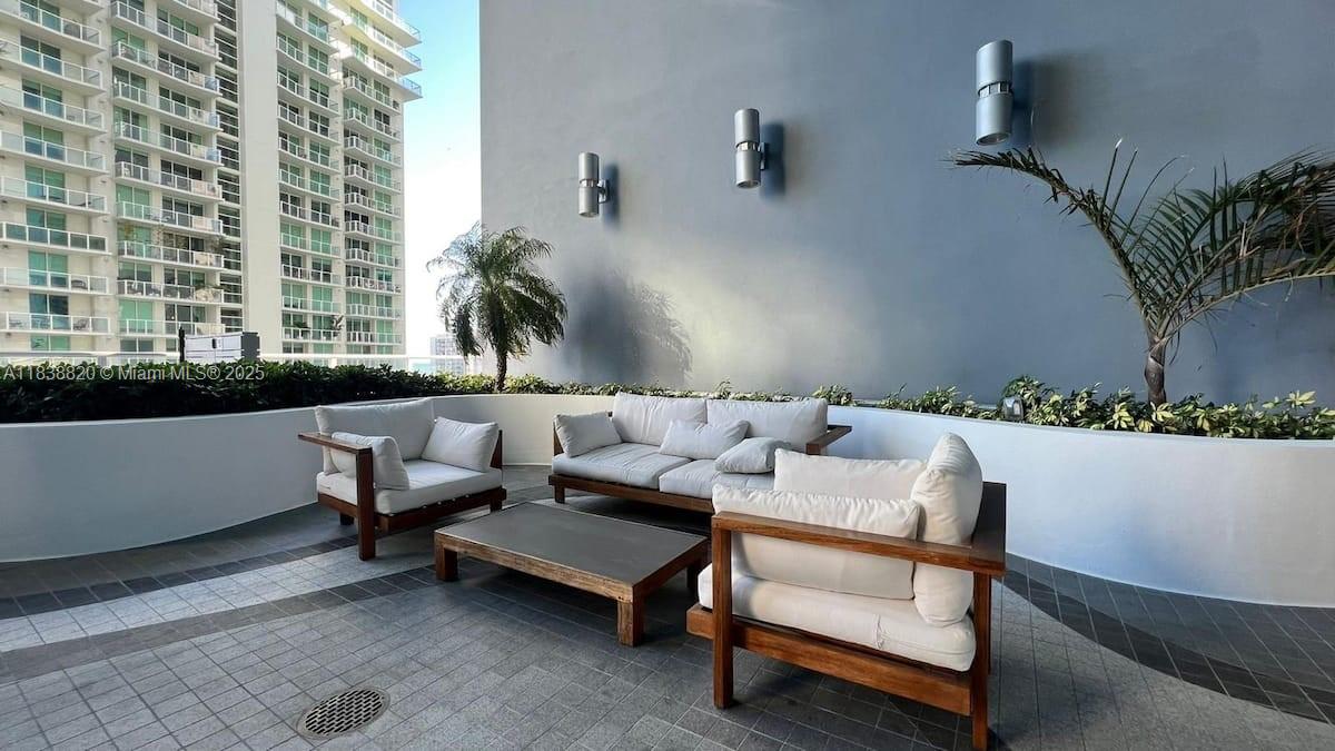 1300 Brickell Bay Dr #2813, Miami FL 33131