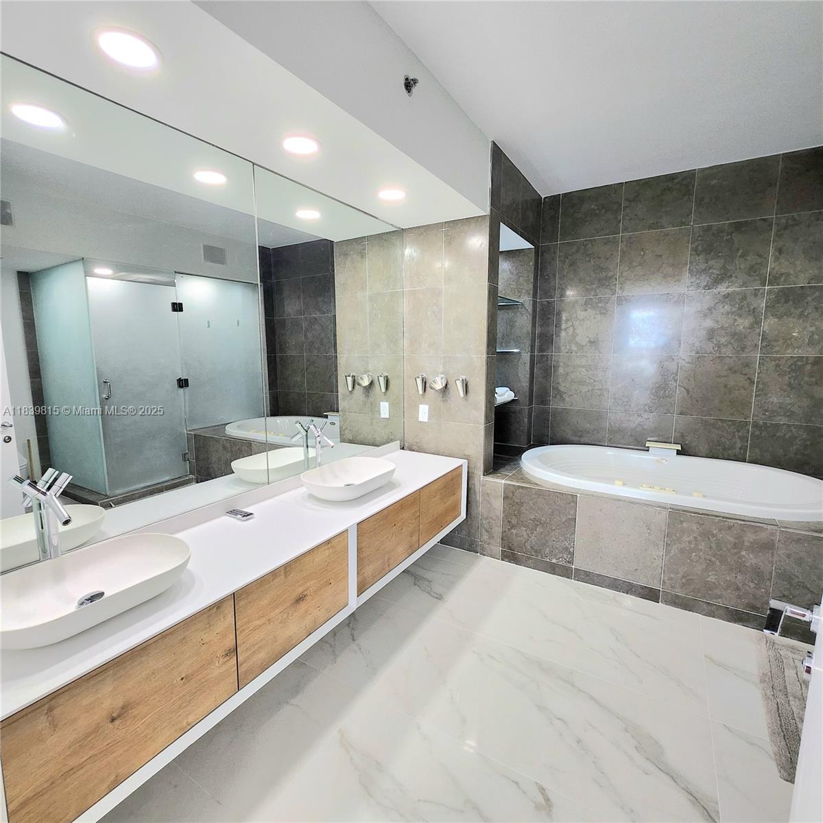 450 Alton Rd #1606, Miami Beach FL 33139