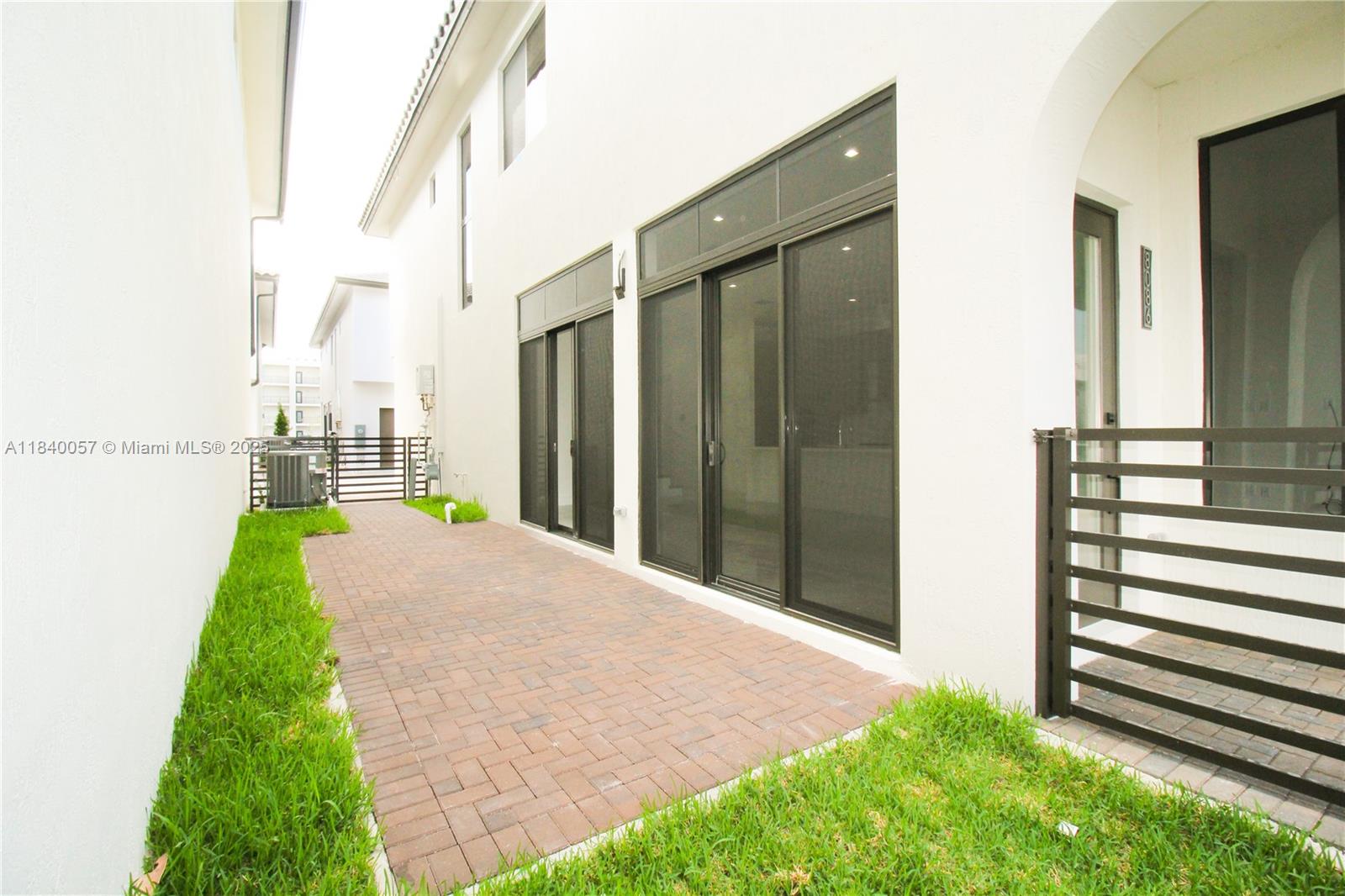 8074 NW 43rd St, Doral, Florida image 22