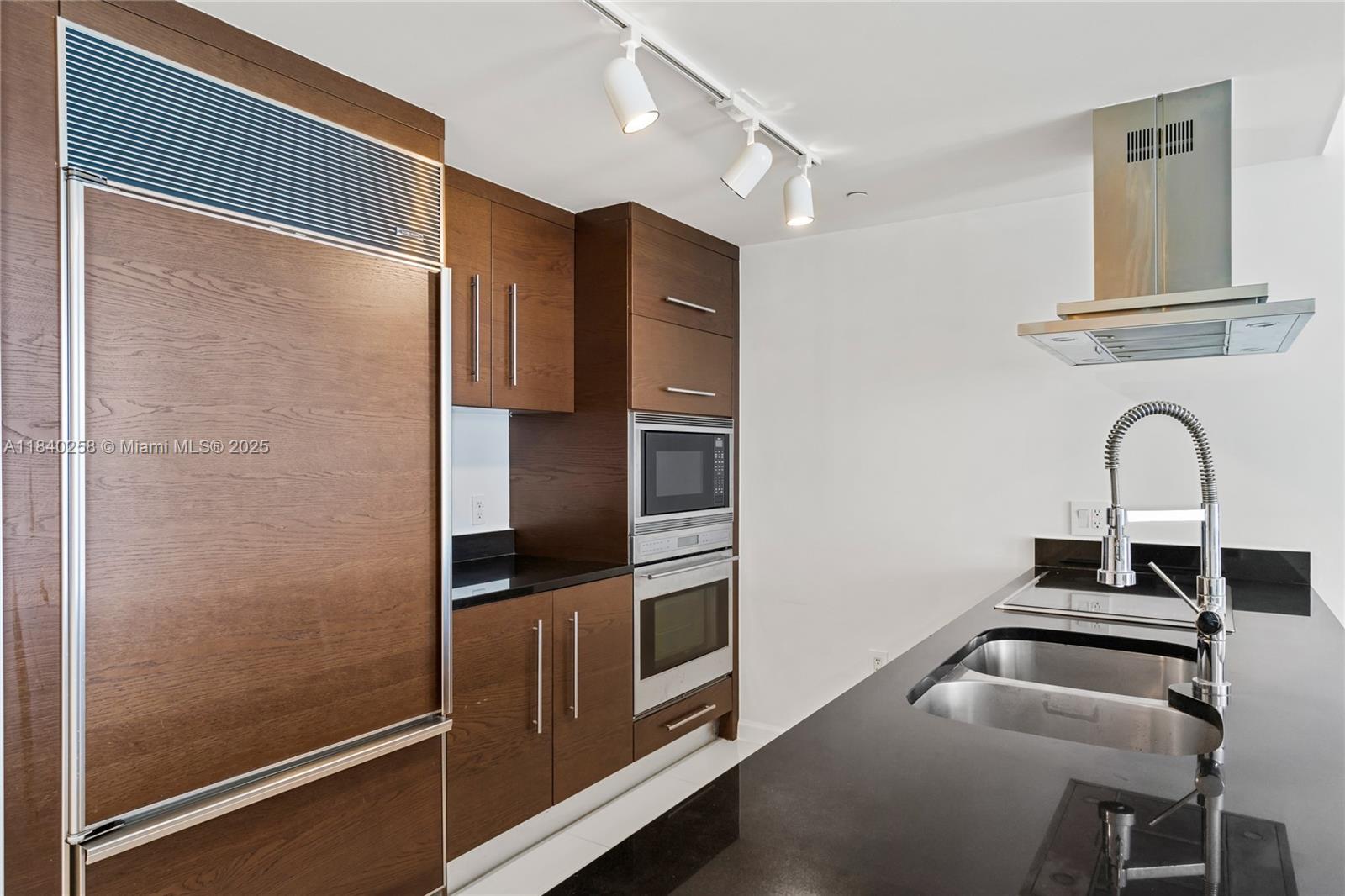 495 BRICKELL AVE #3207, Miami FL 33131