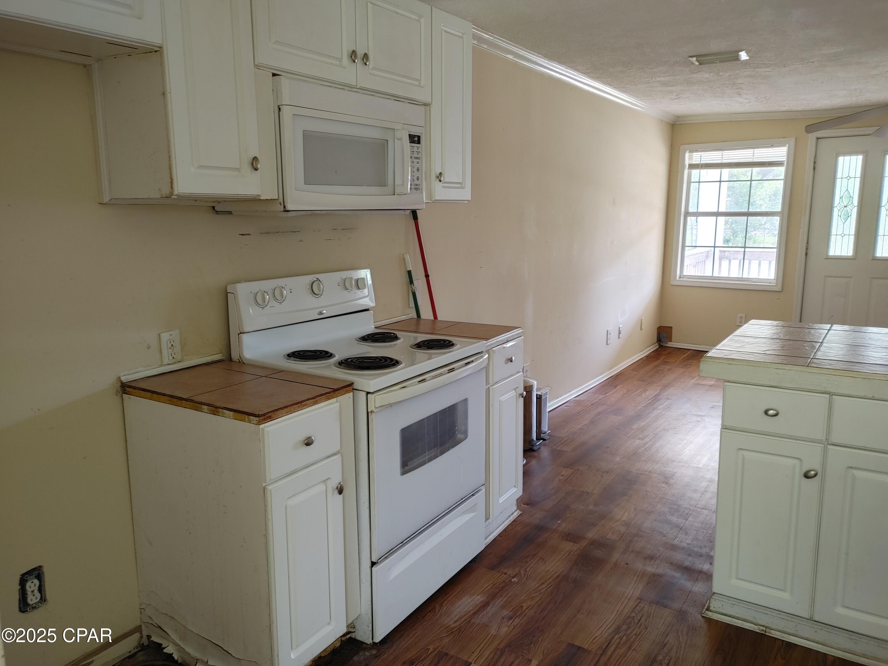 Image 4 For 1604 Drake Avenue