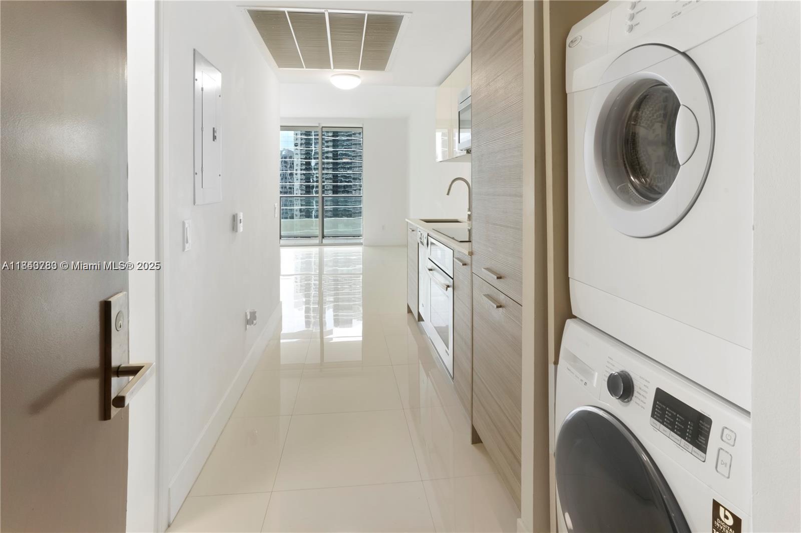 1300 Brickell Bay Dr #2100, Miami FL 33131