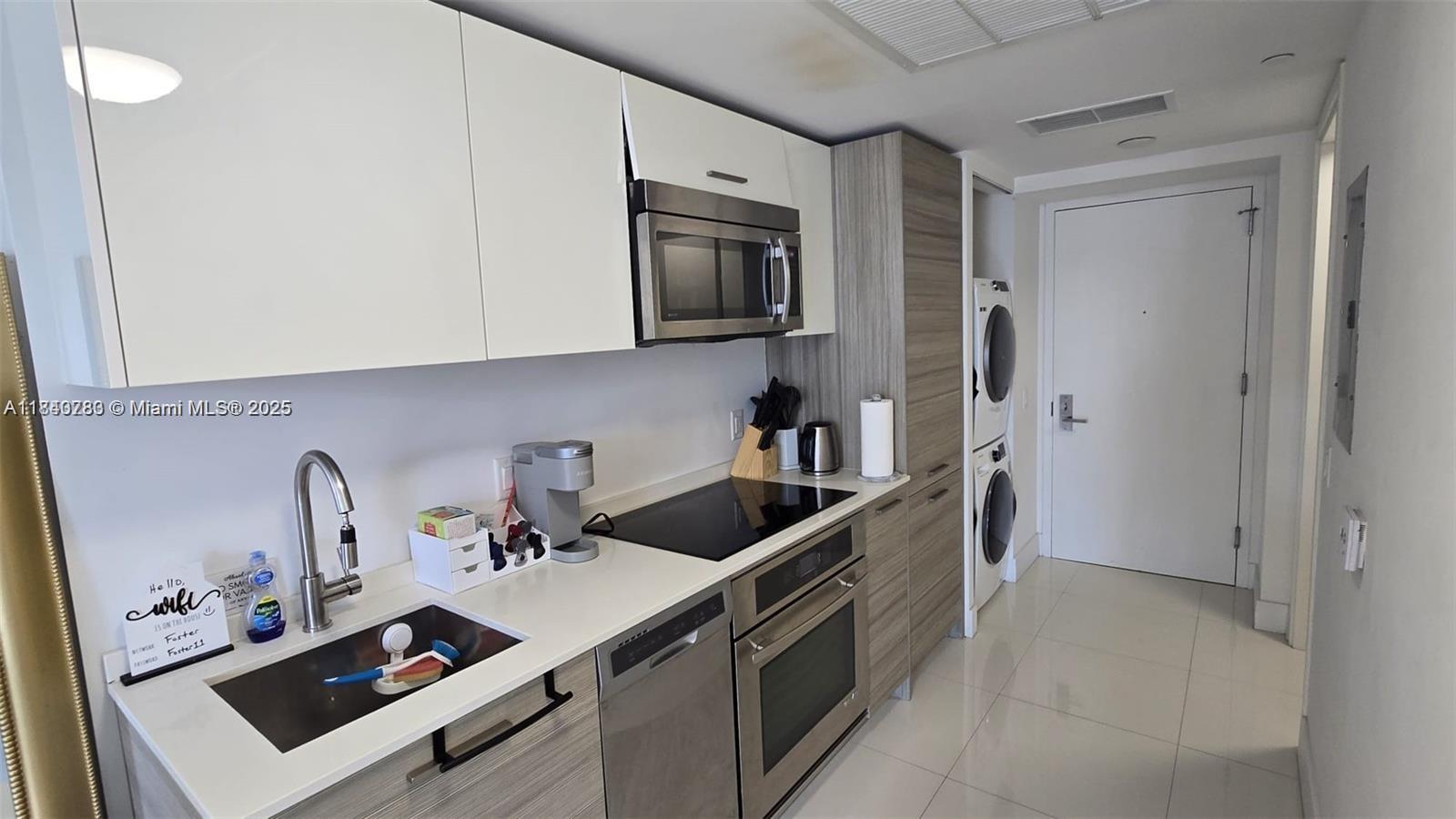1300 Brickell Bay Dr #2100, Miami FL 33131