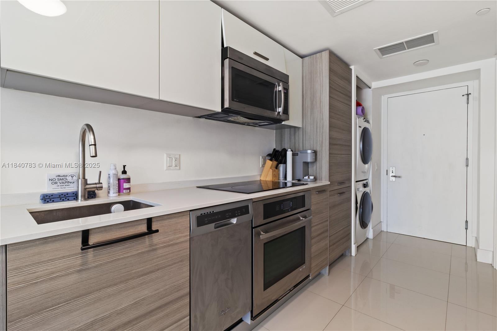 1300 Brickell Bay Dr #2100, Miami FL 33131