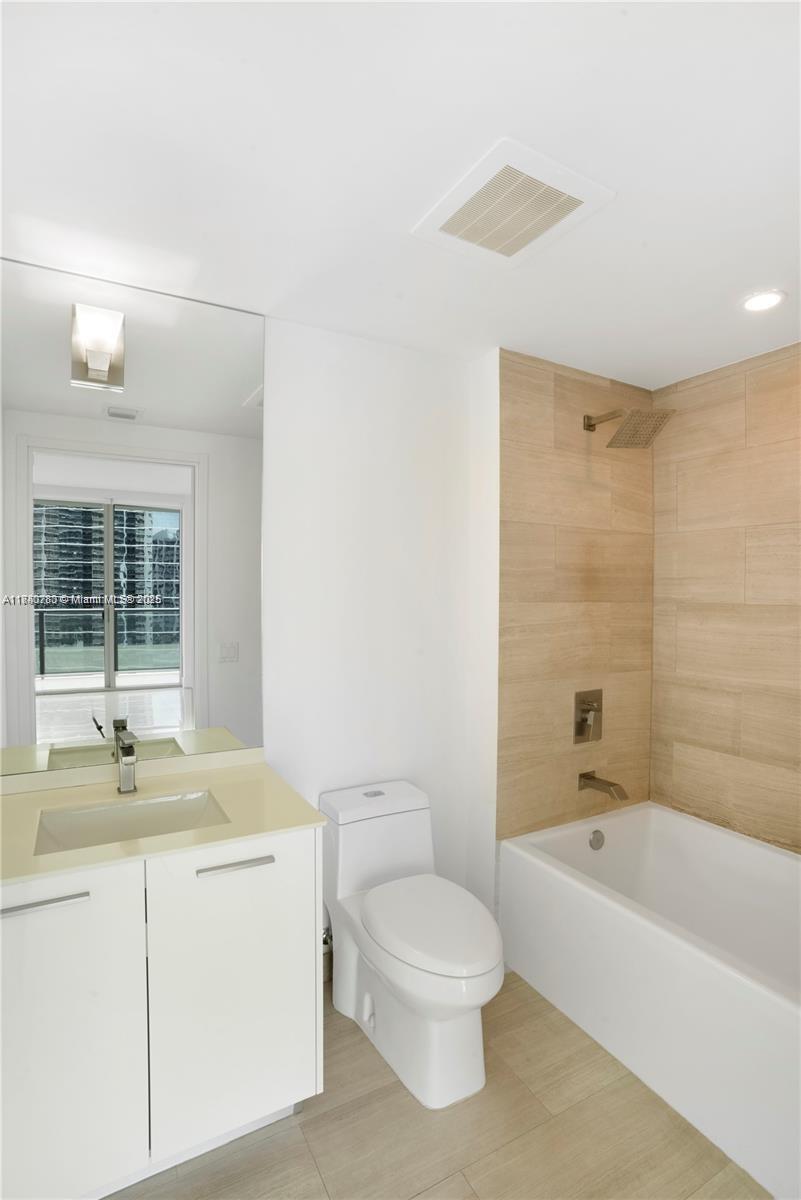 1300 Brickell Bay Dr #2100, Miami FL 33131