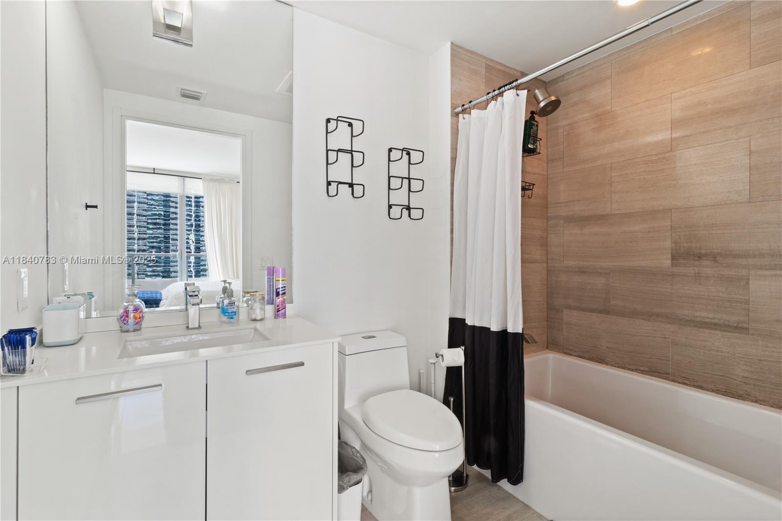 1300 Brickell Bay Dr #2100, Miami FL 33131