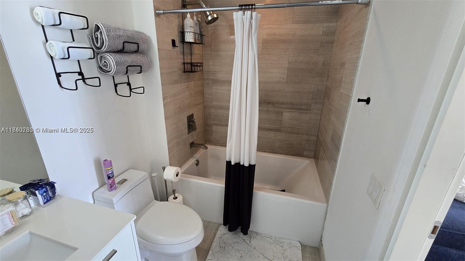 1300 Brickell Bay Dr #2100, Miami FL 33131