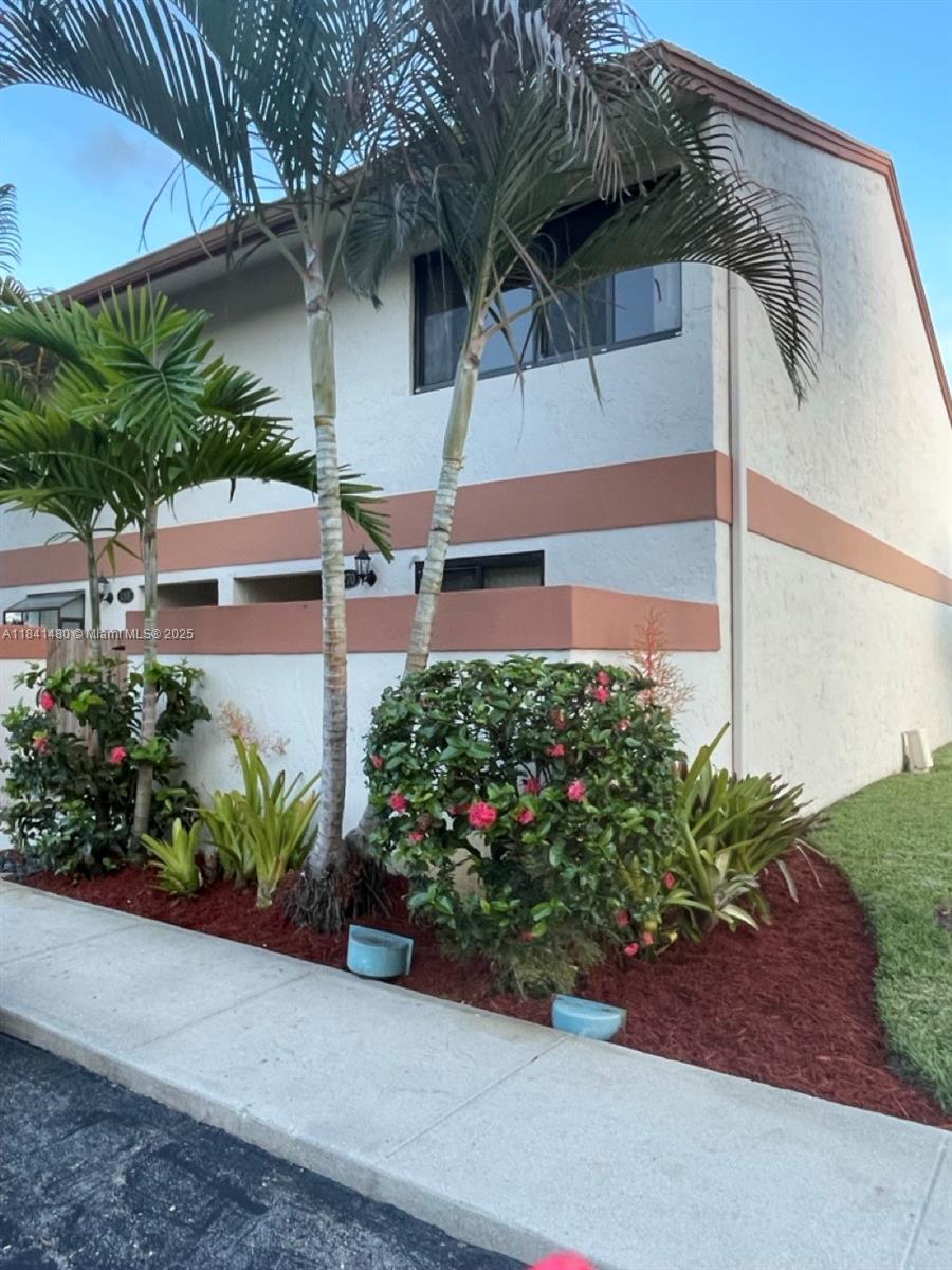 4270 SW 70th Terr, Davie, Florida image 2