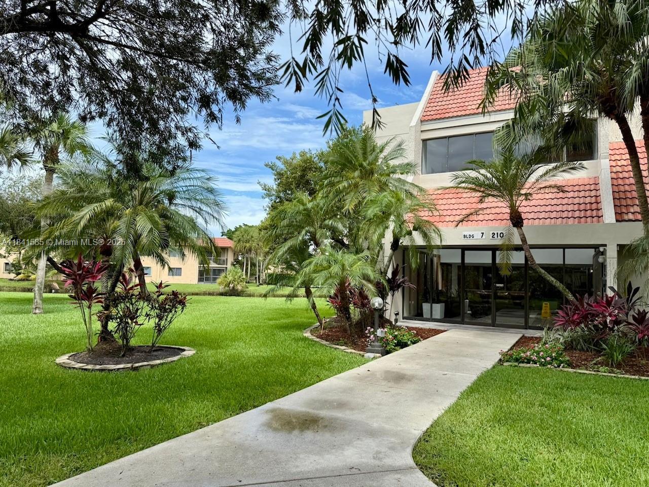 210 Lakeview Dr #102, Weston, Florida image 1