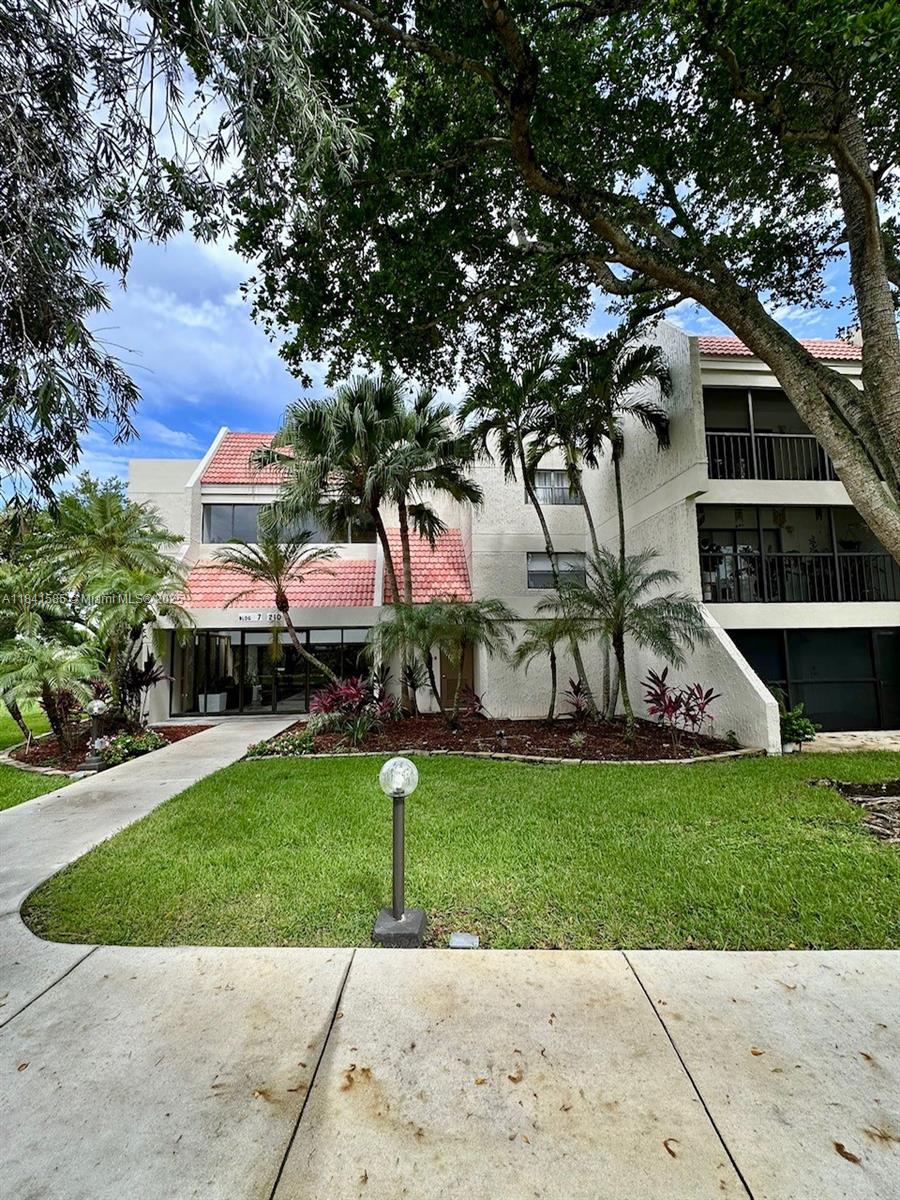 210 Lakeview Dr #102, Weston, Florida image 2