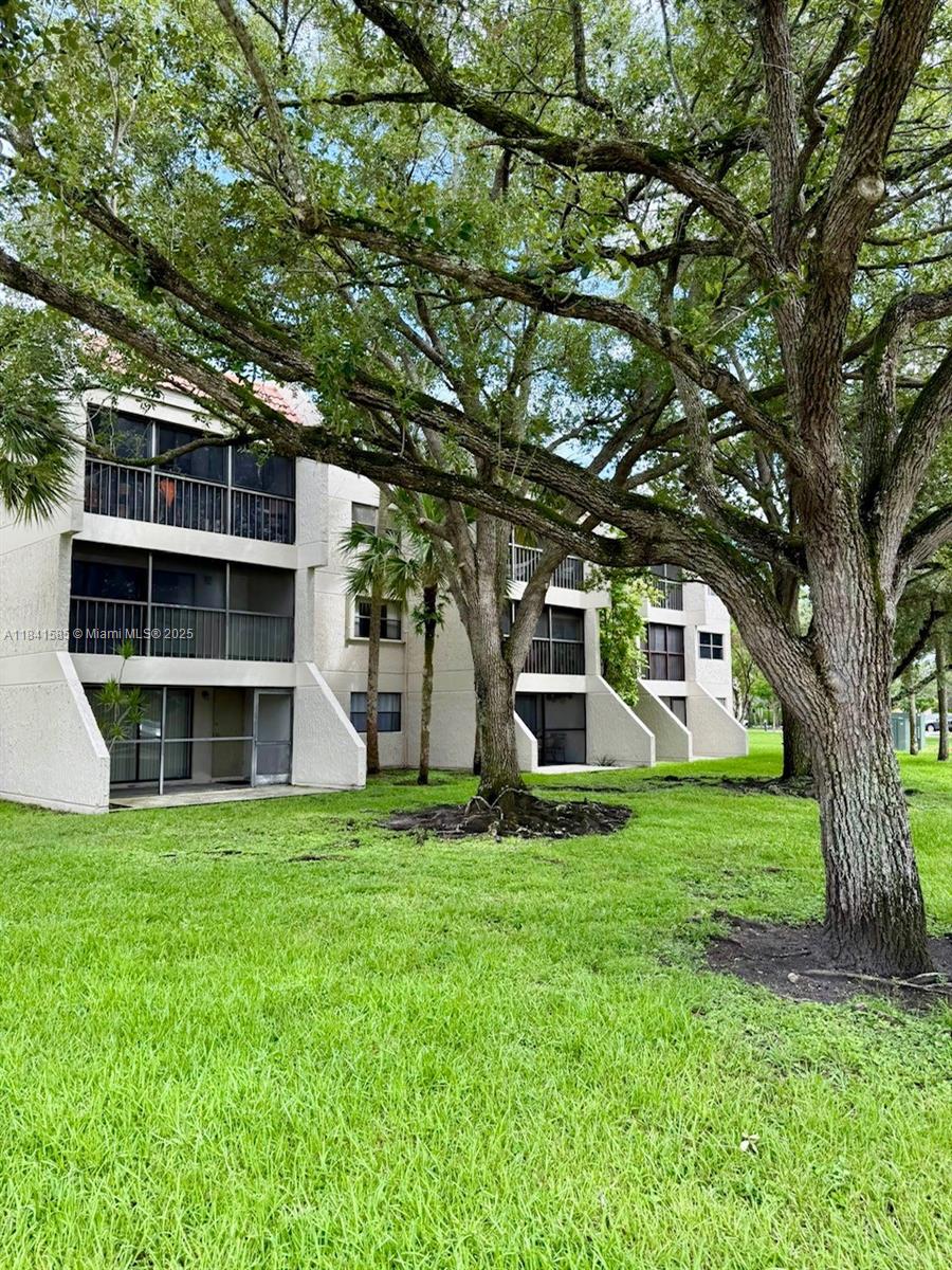 210 Lakeview Dr #102, Weston, Florida image 4
