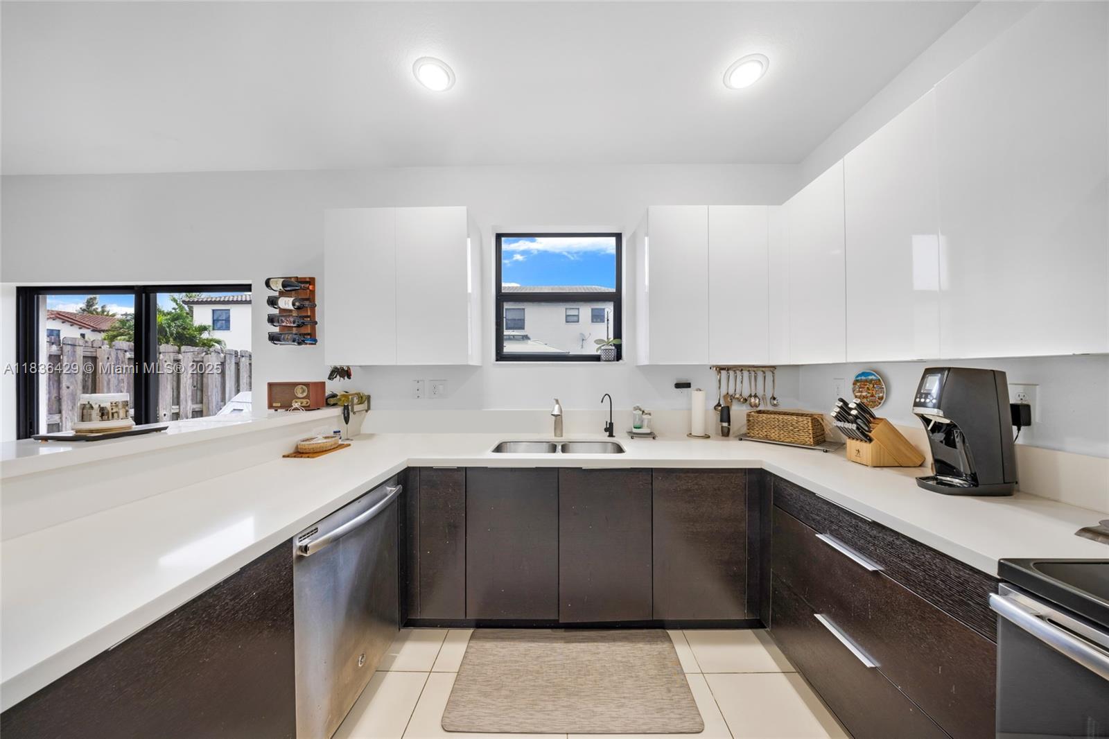 8877 NW 103rd Ave, Doral, Florida image 11