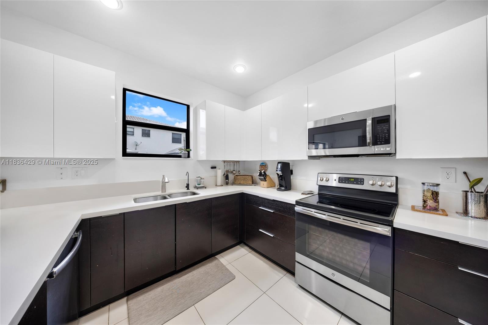 8877 NW 103rd Ave, Doral, Florida image 12