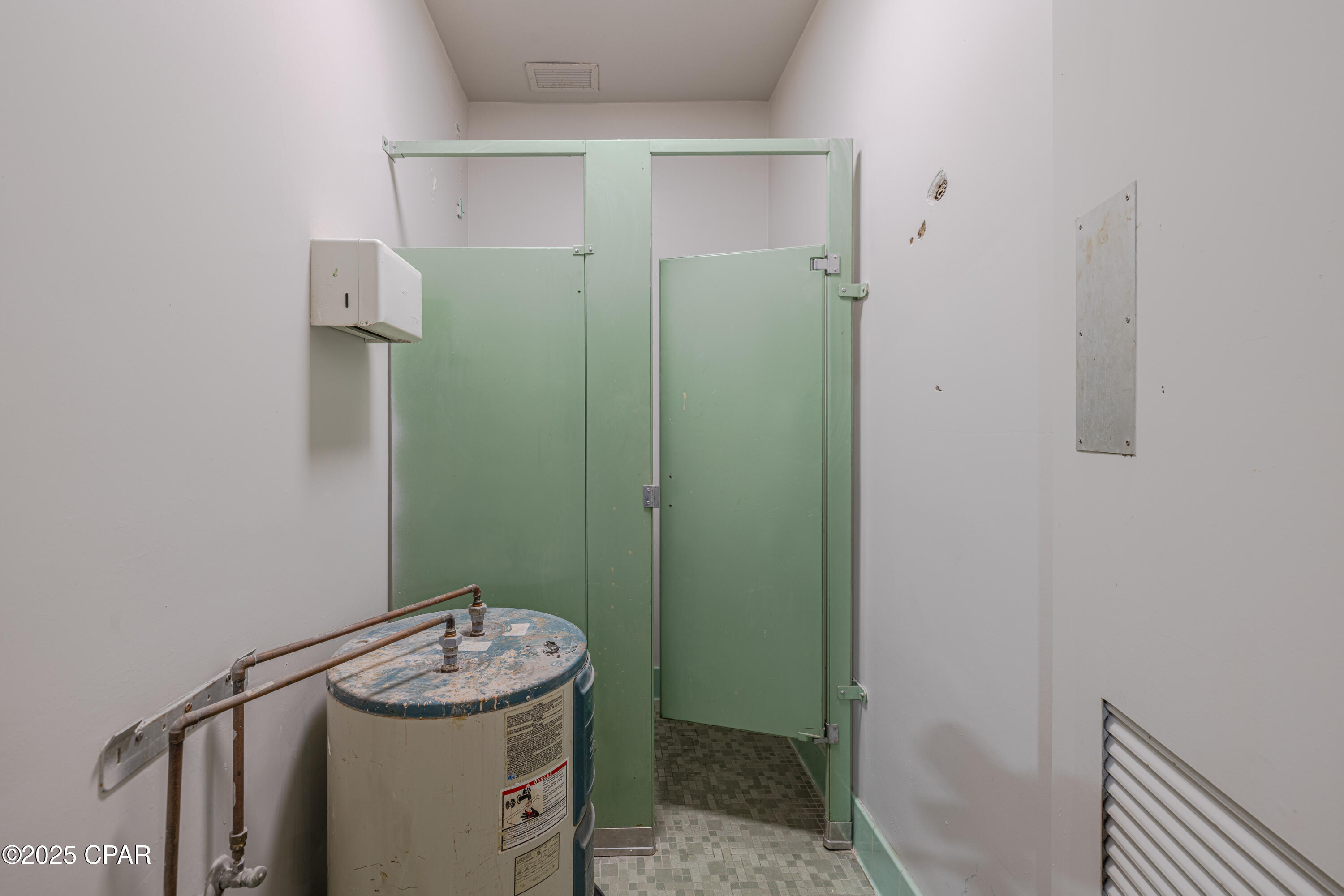 Listing photo id 24 for 551 Harrison Avenue
