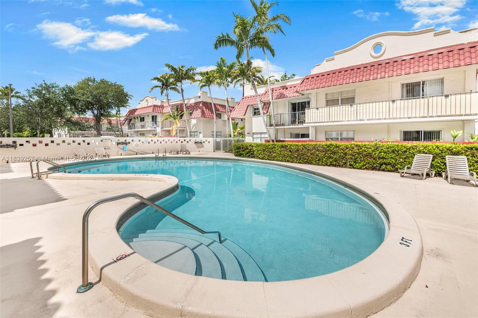 Villas Of Pinecrest Condo