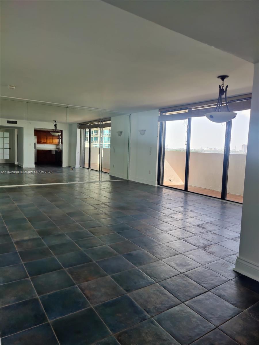 555 NE 30th St 601