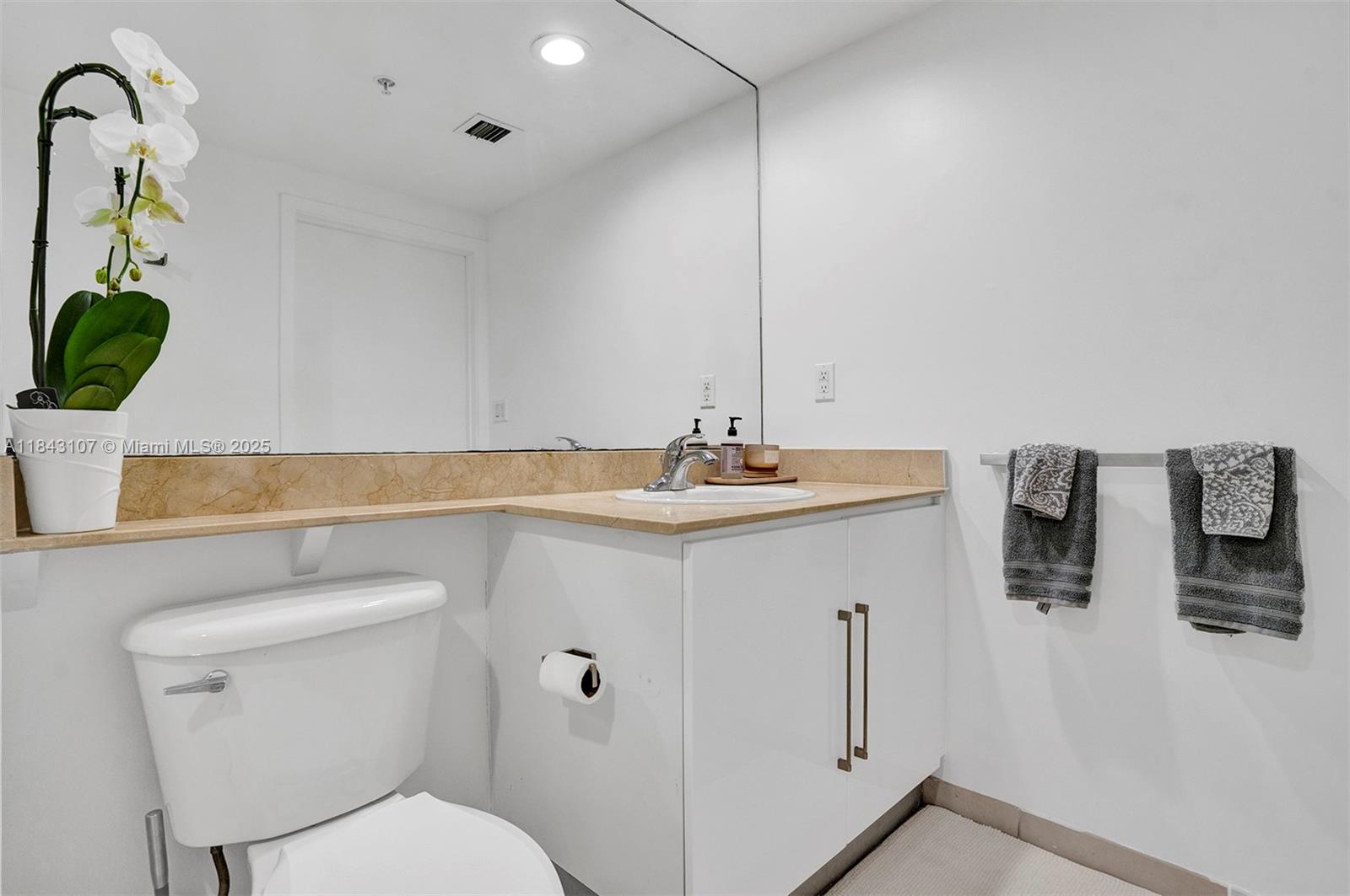 335 S Biscayne Blvd #2910, Miami FL 33131