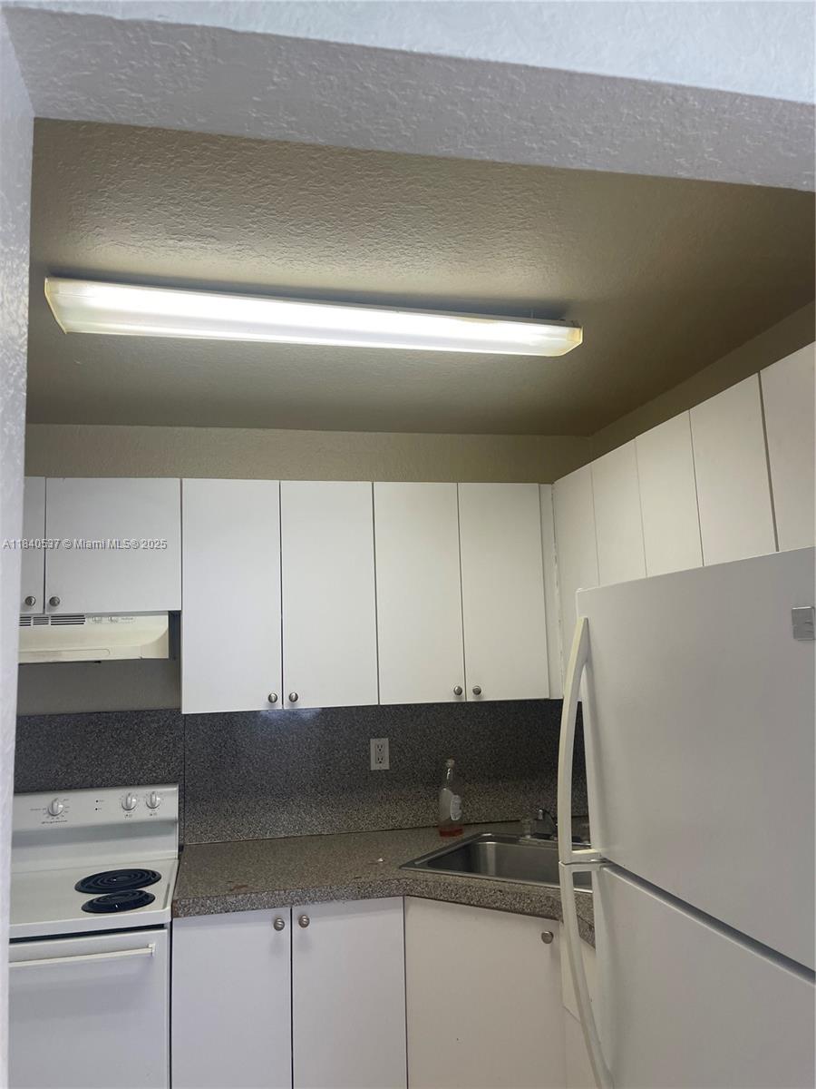 Beautiful and spacious corner first floor unit in the Palmetto Bay area. Walking distance to shopping center, post office, bus station and US1. All tile floors with 1 assign parking space.