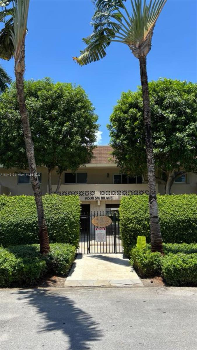 1 bed 1 bath unit in the gated community of Villagio at Palmetto Bay. Private balcony off the living room. Dedicated private parking space. Amenities include a clubhouse and a sunny pool, perfect for relaxing. Located next to US-1, close to Publix, minutes from Coral Reef Park, Deering Estate, and The Falls.