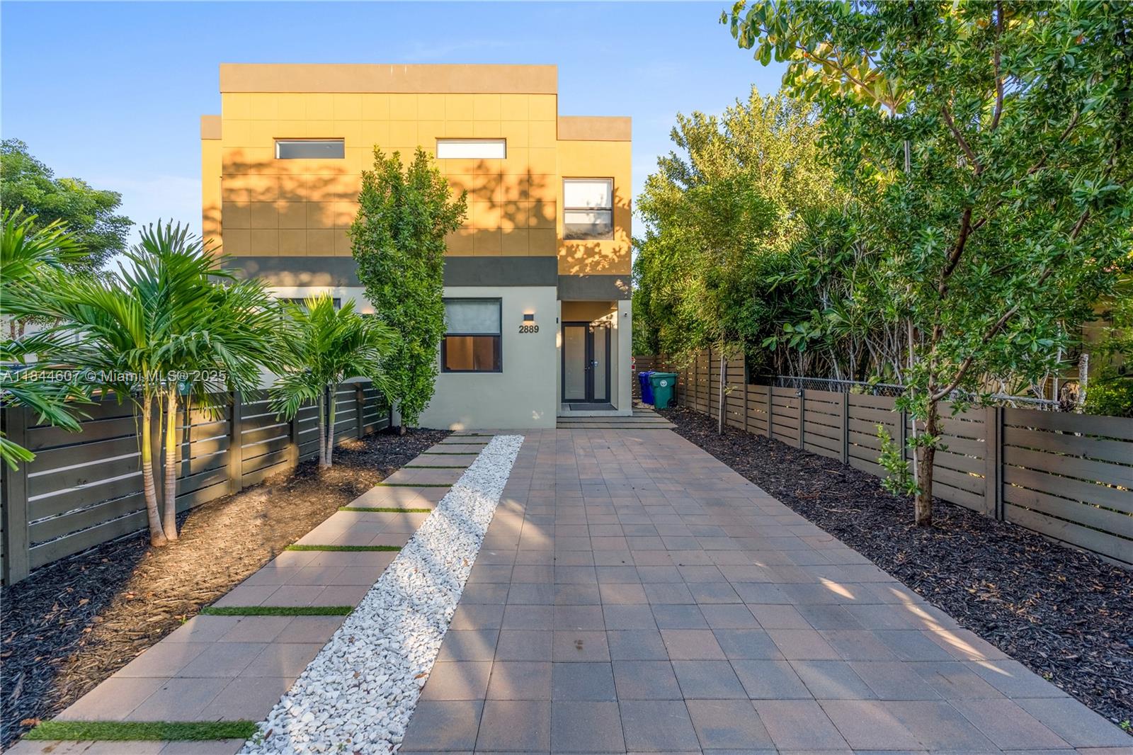 listing main picture