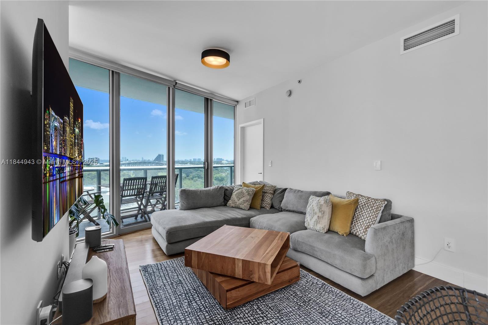 listing main picture