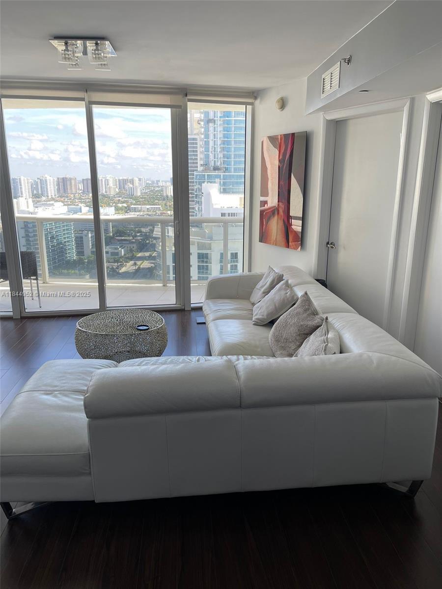 Apartamento à Venda em Sunny Isles Beach, FL