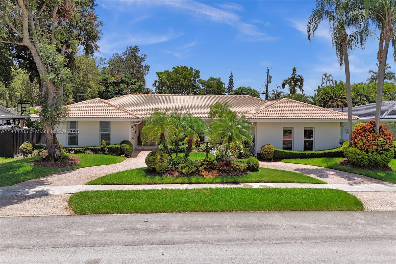 2210 204th St, Miami, Florida 33180