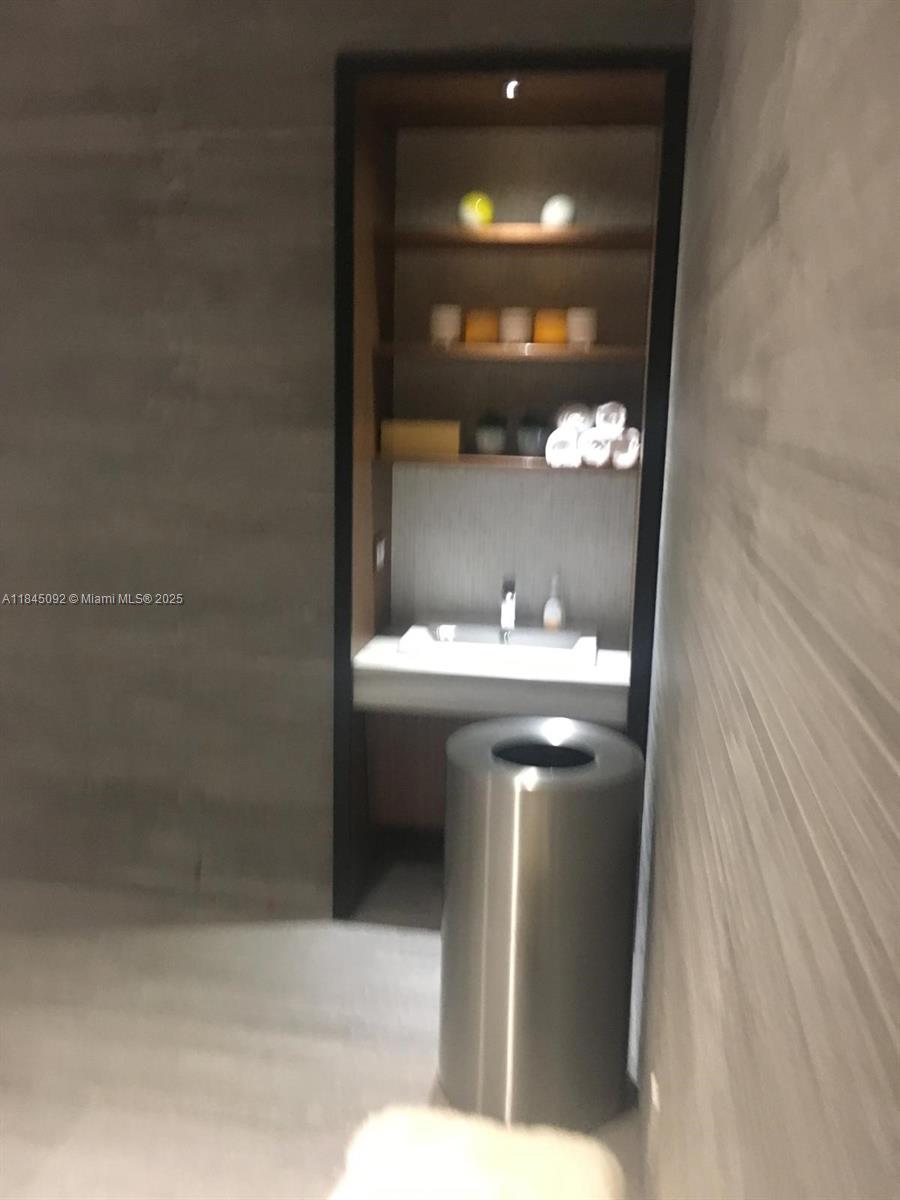 45 SW 9th St #1009, Miami FL 33130
