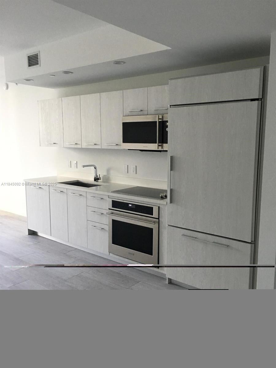 45 SW 9th St #1009, Miami FL 33130