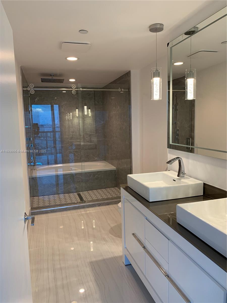 888 Biscayne Blvd #2910, Miami FL 33132