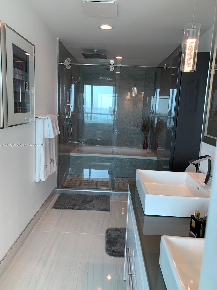 888 Biscayne Blvd #2910, Miami FL 33132