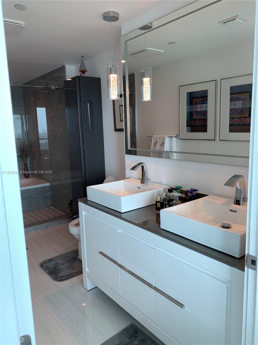 888 Biscayne Blvd #2910, Miami FL 33132