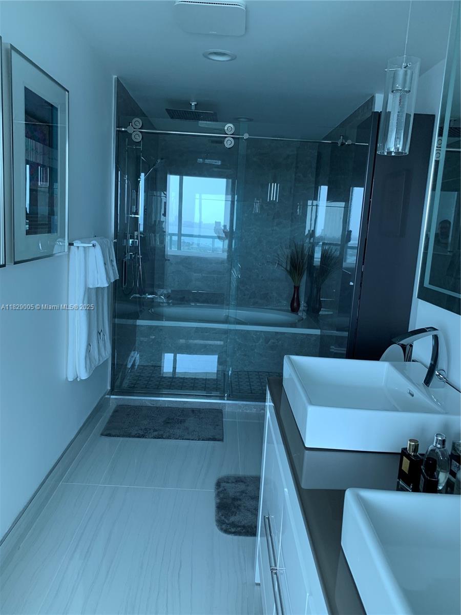 888 Biscayne Blvd #2910, Miami FL 33132