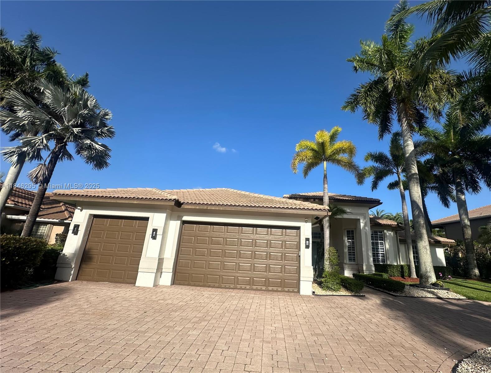 Luxury home in Weston hills community, one flor, Hi ceilings, Georges view lake
4BD/4BA/1/2BA/3CG residence with Library/Den 
waterfront pool home,  gourmet kitchen , MOST bathrooms remodel