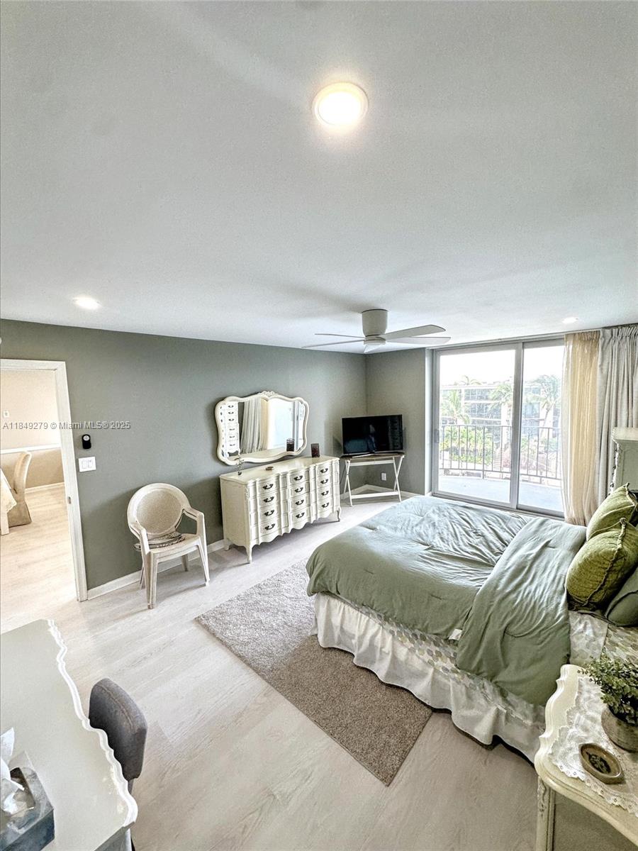 3051 NE 48th St 307